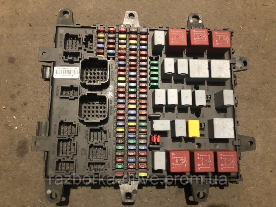 2104405295_blok-predohranitelej-renault
